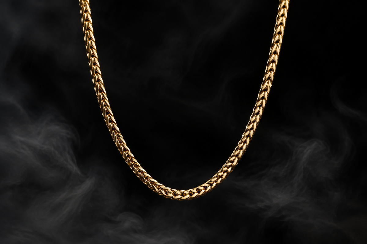The Saintarini Franco Chain — compact V-patterned links, understated luxury on a dark backdrop (placeholder image, to be replaced with the production photograph)