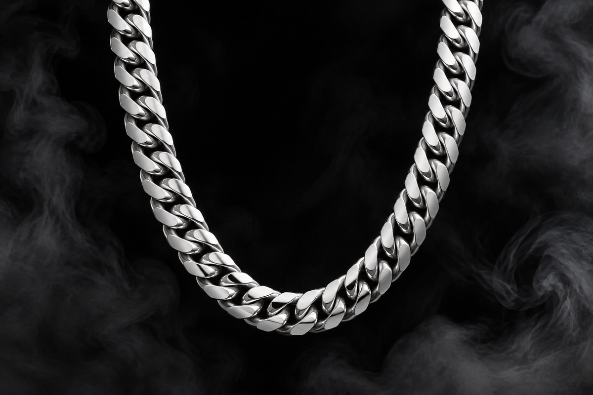 The Saintarini Cuban Chain in white gold — tightly interlocking links on a dark backdrop (placeholder image, to be replaced with the production photograph)